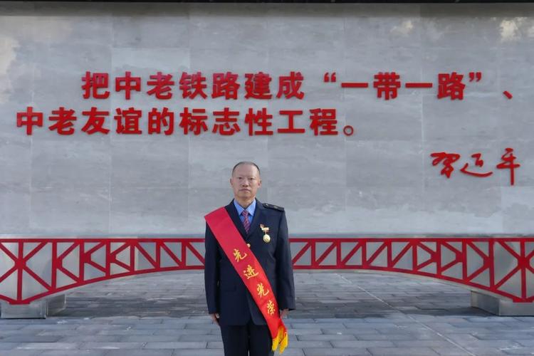 寒夜坚守，钢轨“美容师”用匠心守护铁路安全