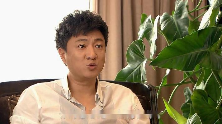 黄子弘凡获赠超大钻戒，巴掌大小闪耀惊艳全场