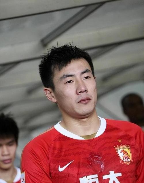 武磊膝盖伤势加重，决定接受手术治疗，未来恢复成疑