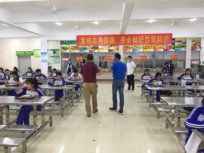 江西一中学食堂员工脚踩食物事件，网友热议食品安全问题