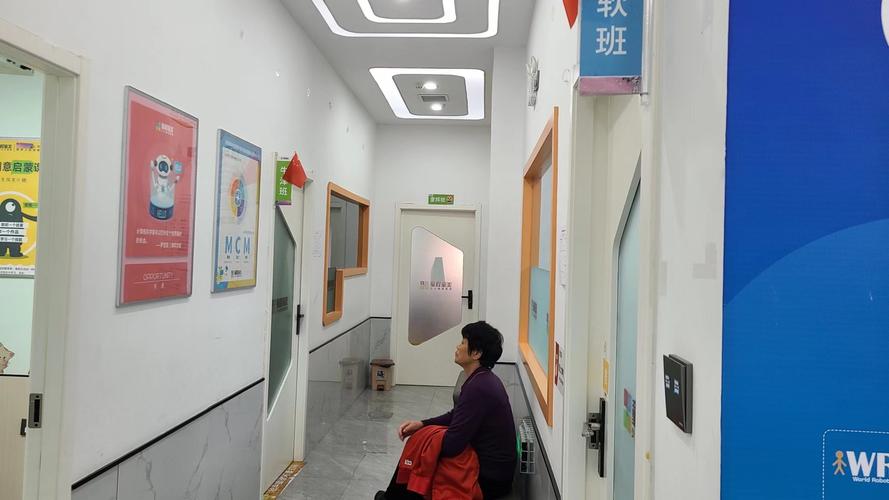 童程童美多地校区突遭关停，学员家长愤怒维权