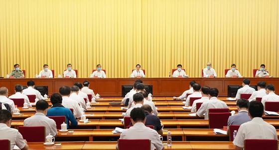 中共中央政治局委员与中央政法委领导人召开重要会议，聚焦法治建设与社会稳定