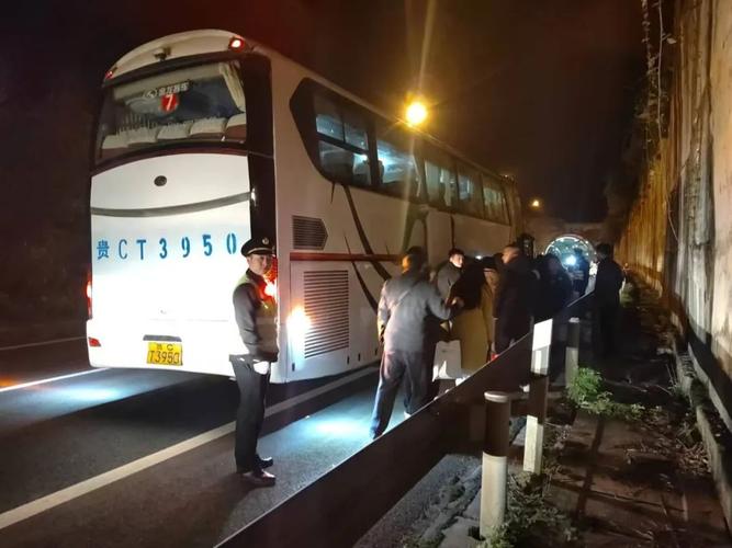 大客车夜间抛锚，春运返乡路上突发故障致滞留