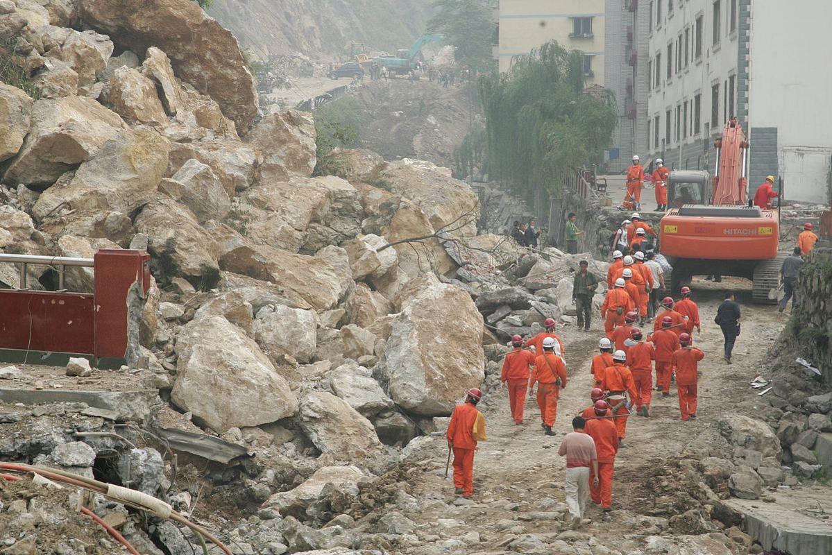 地震灾区加速推进过渡性安置工作，确保灾民稳定过渡